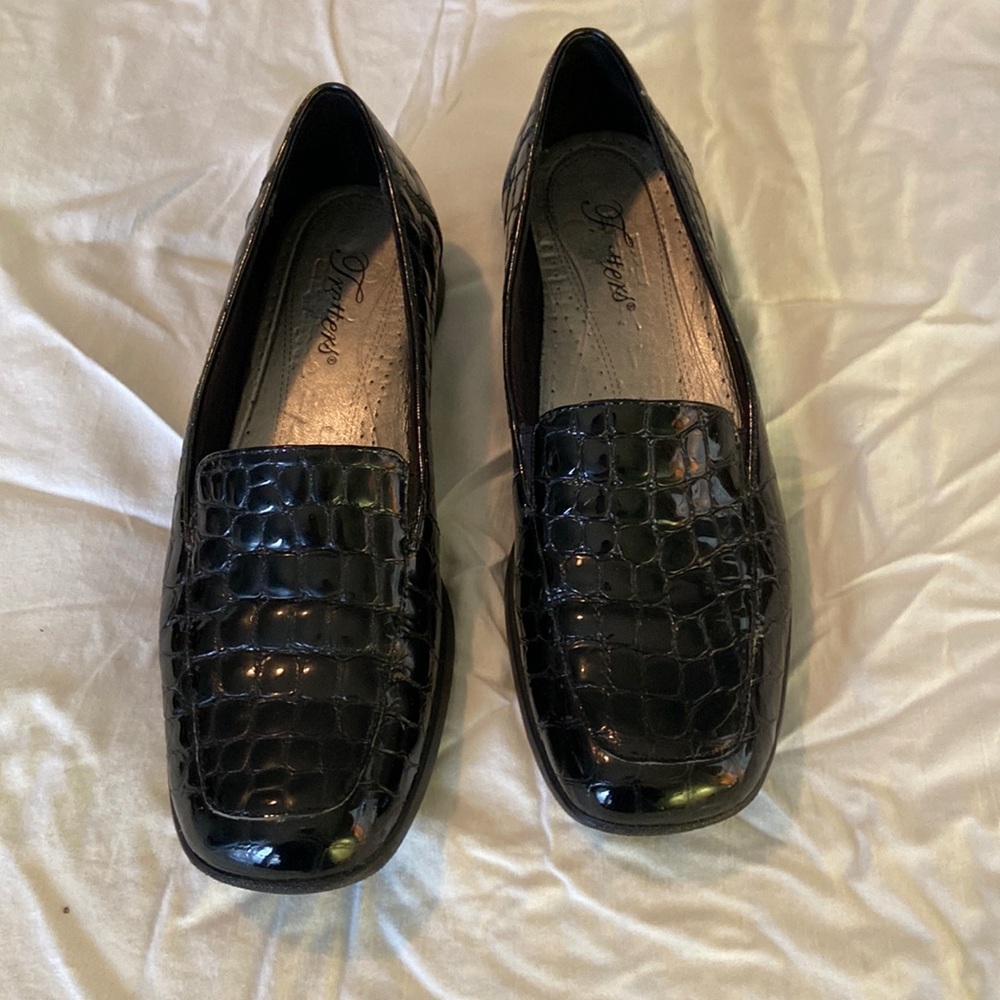 Trotters patent leather alligator-style loafers 8N